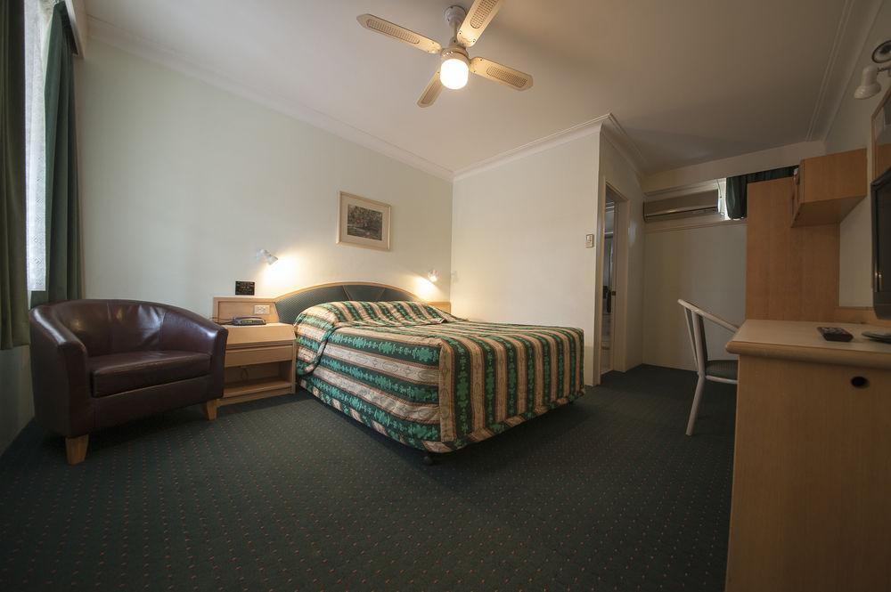 Colonial Terrace Motor Inn Raymond Terrace Exterior foto